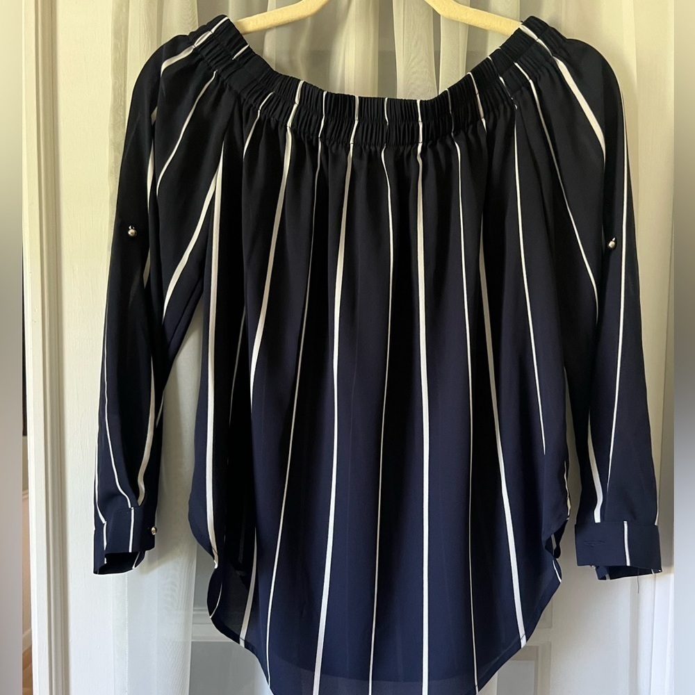 Papaya brand woman’s off the shoulder blouse navy with white pinstripes. Size S. - Picture 4 of 9